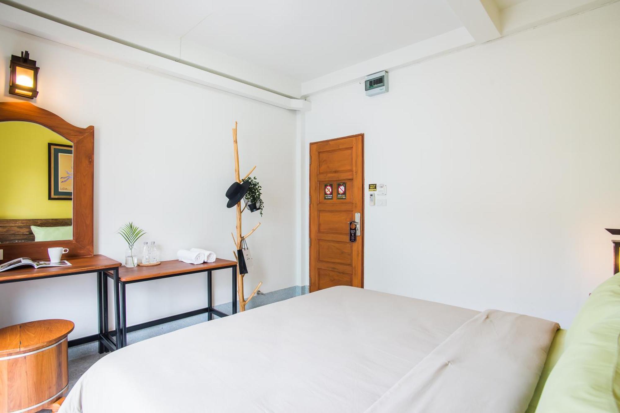 Banthat Thong Hostel *