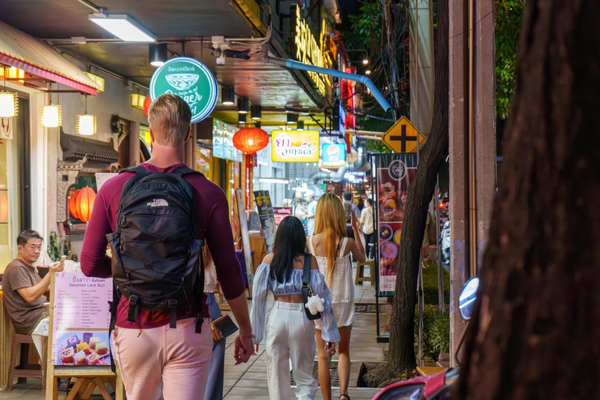 Banthat Thong Hostel *